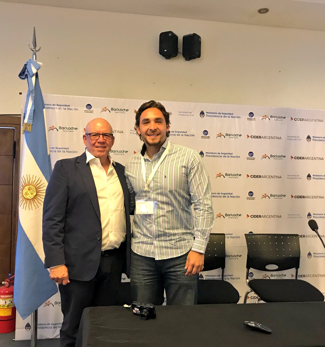 Nicokripper's tweet photo. Gran exposición de #JoeBishop en Coordinación de #Emergencias y #desastres y Manejo de Información. Gracias @MunicBariloche por la invitación. @debarilocheRN @barilocheopina https://t.co/D41QfT3FQJ