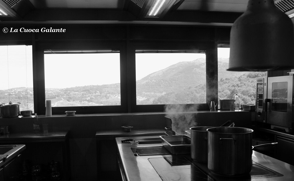 lacuocagalante's tweet photo. Una cucina con le luci spente custodisce già i profumi del nuovo giorno. Ci vediamo domani, seguitemi !!!  #chicchef #ITKT https://t.co/Bs1F1K1iK5
