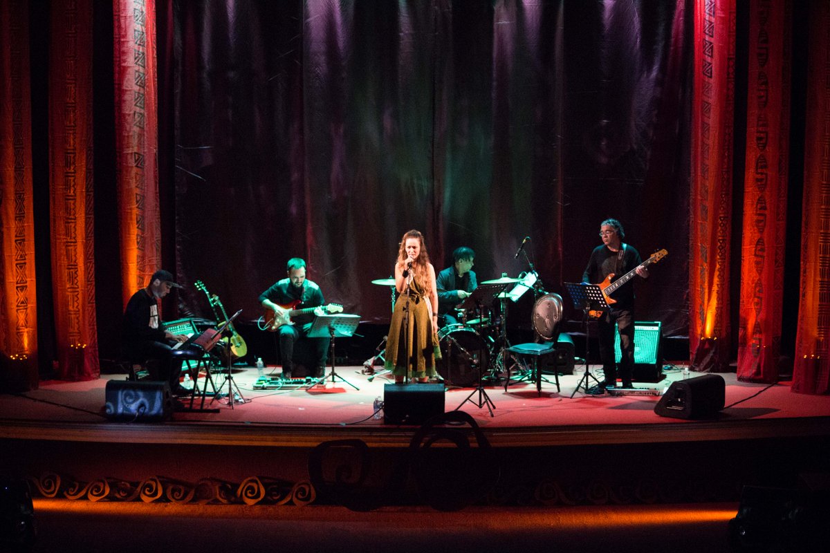 forumdasletras's tweet photo. 🎤O pocket-show Cartas do Equinócio encantou a todos no encerramento do Fórum das Letras. Agradecemos de coração a Maíra Lana e a banda formada por Dudu Viana no teclado, Nema Antunes no baixo, Téo Lima na bateria e Fernando Monteiro na guitarra. Vocês brilharam! 😍✨👏 https://t.co/r4LFXuRWIA