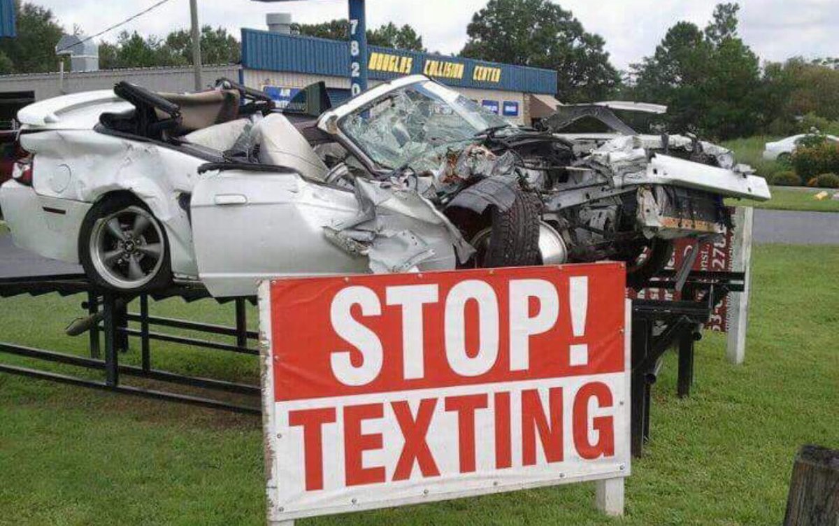 HowardGriffiths's tweet photo. 👀As we approach #Christmas there’s never been a more important time to stop holding your #Smartphone in your #Car or #Vehicle while driving. #StopIt #DontTextAndDrive #StopSmartphoneRoadDeath #Car & #PhoneInHand = #WeaponOfMassDestruction 🙏🏻 https://t.co/1aGyANDumN