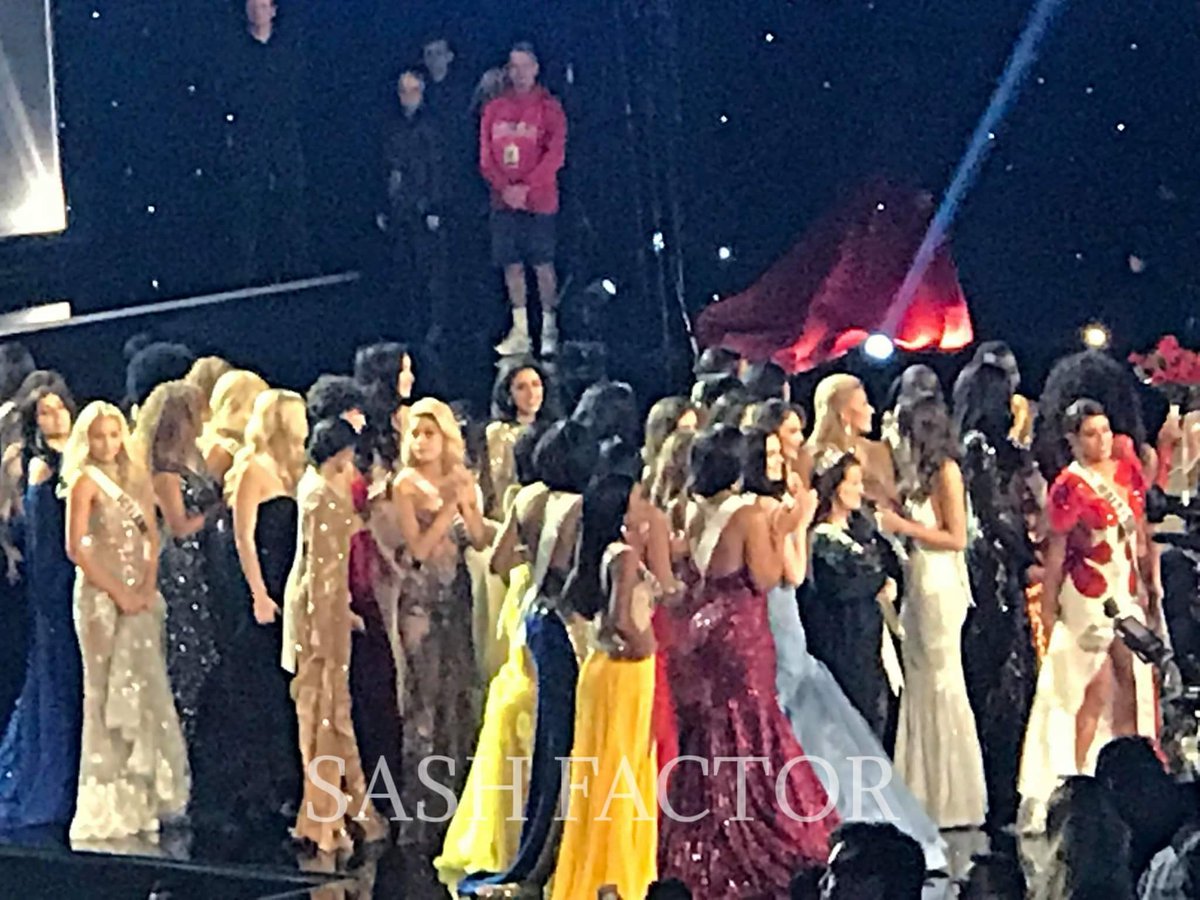 yusjamian's tweet photo. Can u spot our queen? #MissUniverse #MALAYSIA https://t.co/PNme7SF3Ad