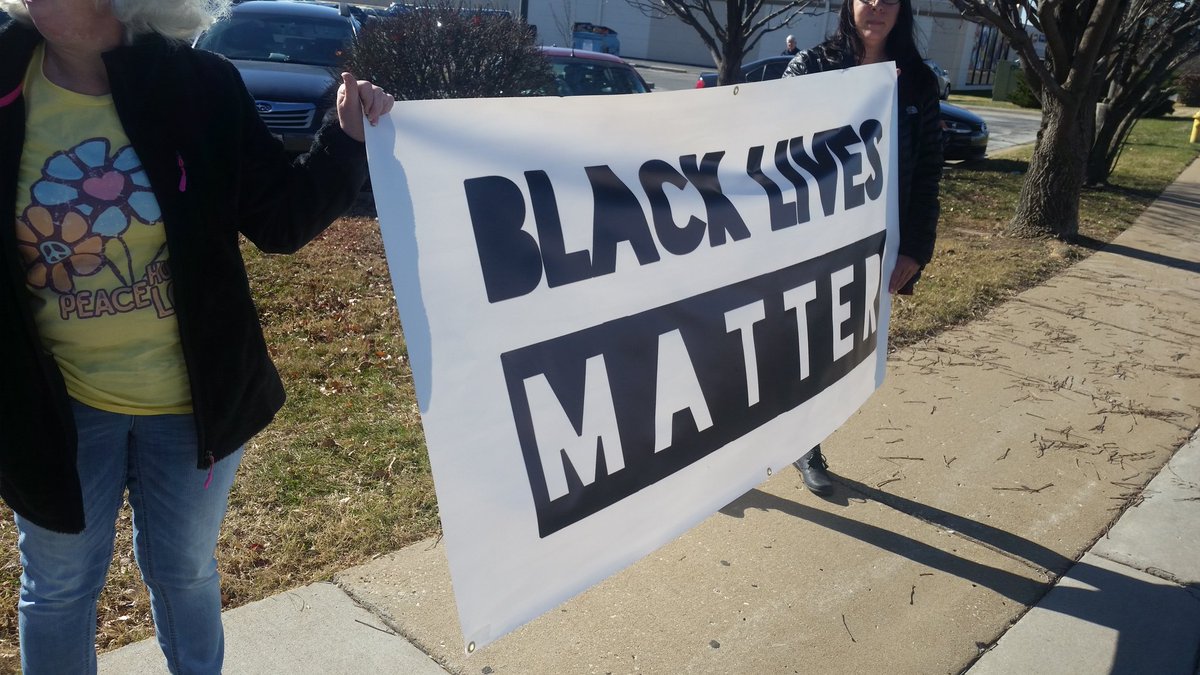 TheVikChick's tweet photo. Here in #SGF #MO we say #BlackLivesMatter as we stand in #Solidarity with #StLActivists against the #StLVerdict Every Sunday 12-2pm @brucefranksjr says "Magnify The Message" #ExpectUs https://t.co/J3MXlx6bjv