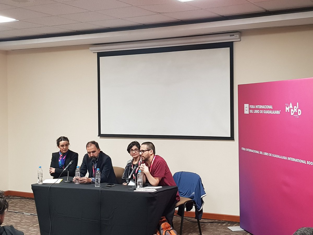Traductores_OMT's tweet photo. En este panel, C. Cabrera, C. Fortea y L. Schimel charlan sobre sus perspectivas y los retos de la traducción literaria. #SJ2017 https://t.co/WZ2YW9JDMT