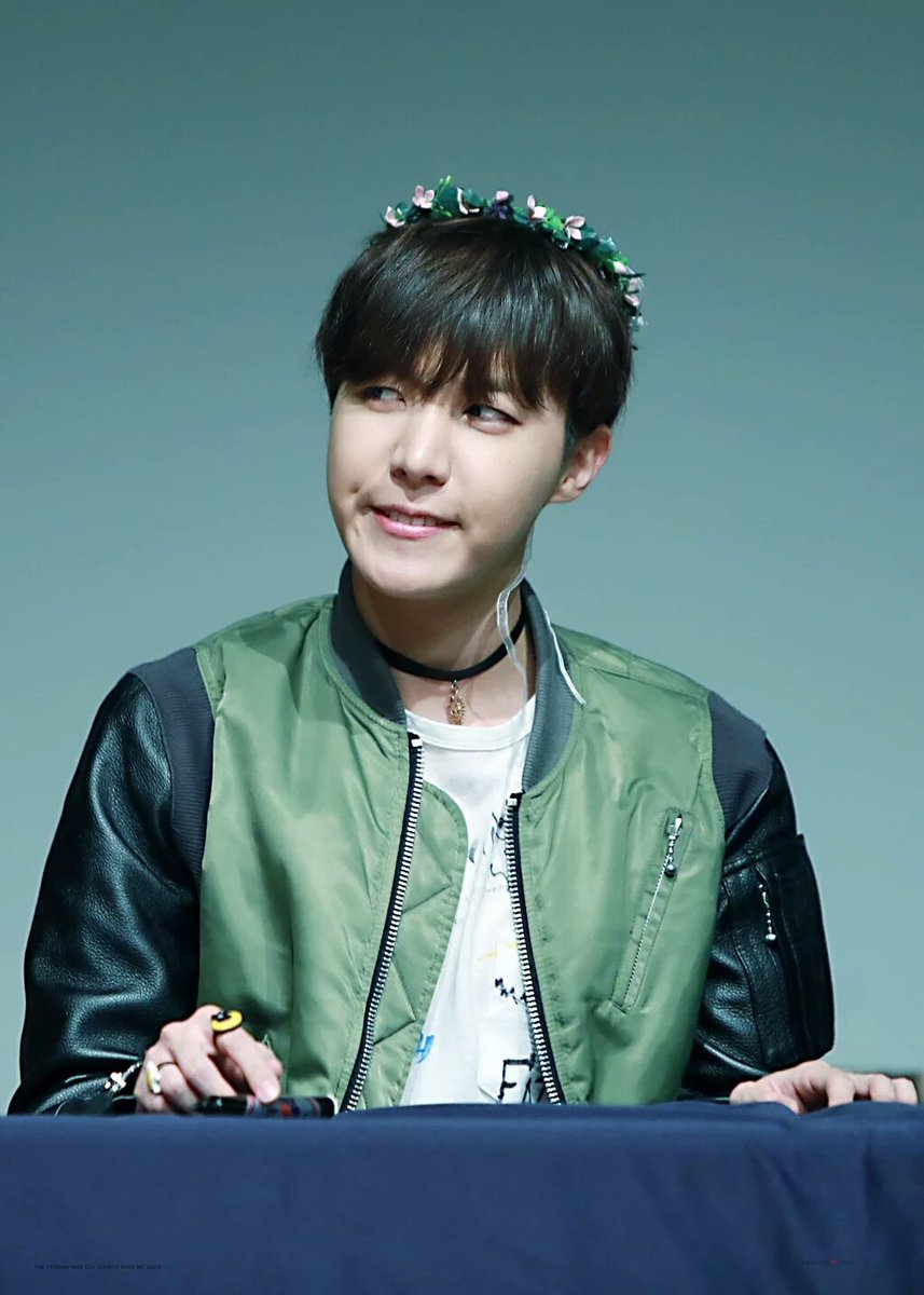 hopenight_sg's tweet photo. @BTS_twt It's been raining so much these days that this morning even though it was 7am the sky was sooooo dark!! 😤
December is coming soon! Let's all work hard today &amp; with #AngstHobi let's have a Hobi day~~💓

#JHOPE #BTS #호비 #제이홉 #홉이 #호석 #방탄소년단 #망 @BTS_twt https://t.co/PwnvASdnSC