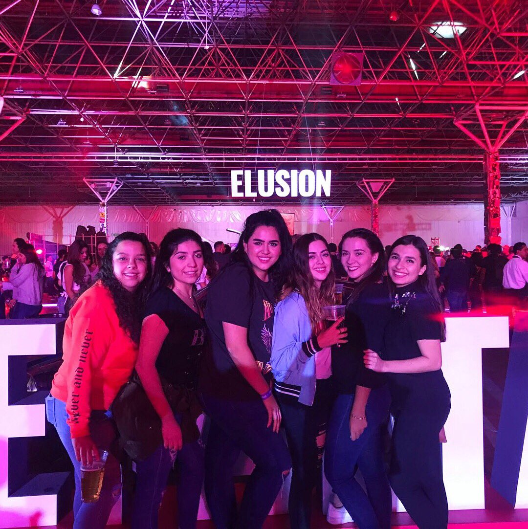 paulinasrc's tweet photo. El team de ayer #Elusion2017 ๐๐ผ๐ถ https://t.co/zGks5kjz3A
