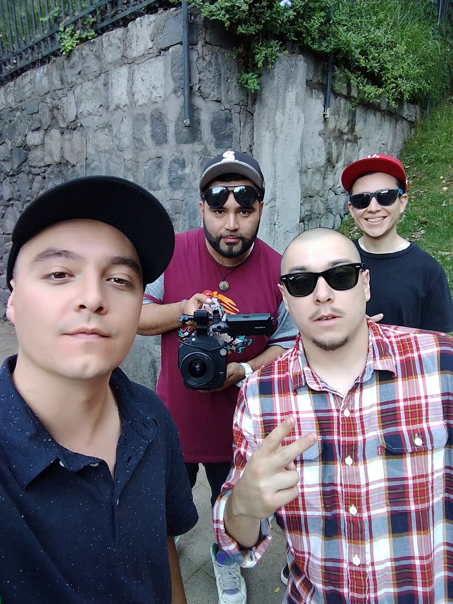 Liricistas's tweet photo. Grabando nuevo vídeo con @solodimedinna primer single próximo disco #galaxia ENTIÉNDELO https://t.co/jXPjYNUFca