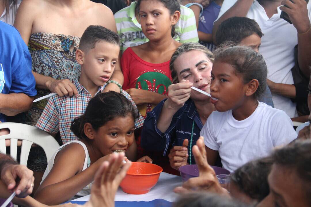 EvelingTrejo's tweet photo. Junto al líder del Zulia @manuelrosalesg y el próximo alcalde de #Maracaibo @jcfernandezm  visitamos la parroquia Francisco Eugenio Bustamante para llevar la Olla Solidaria a nuestro pueblo #EnDefensaDelZulia https://t.co/lmy3iiZbzz