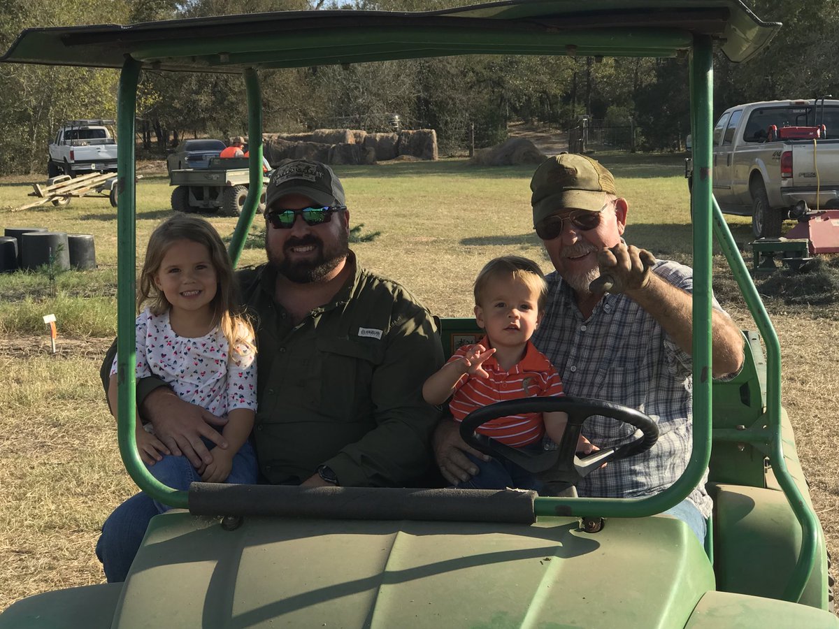 KaraAbrameit's tweet photo. Picked up #theperfecttree with #mypeople at the #abrameittreefarm https://t.co/TGJbau8GsQ