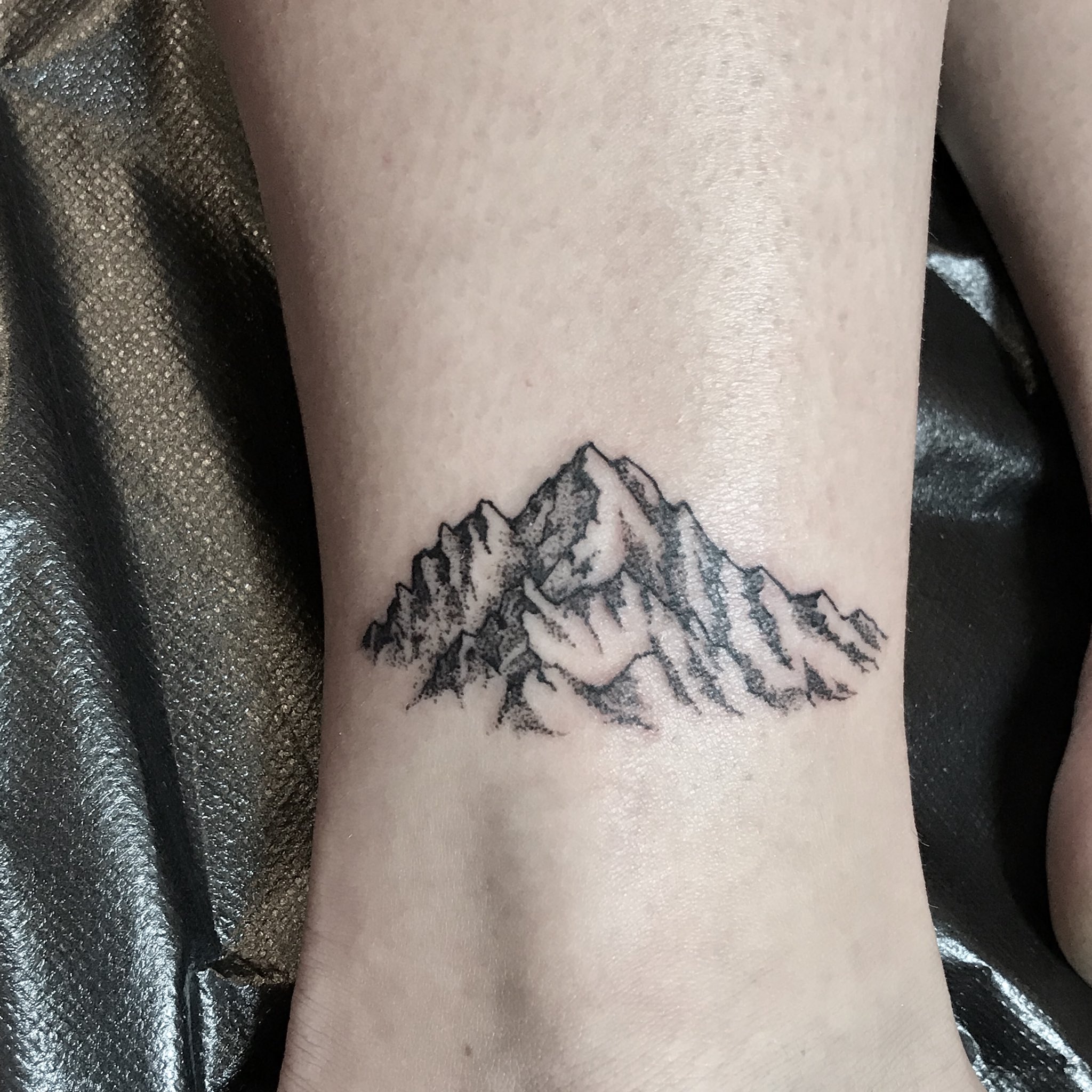 Premium Photo | An image of a small geometric mountain tattoo AI generated