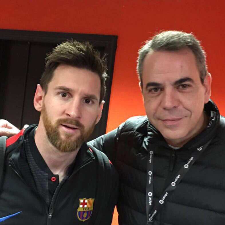 Alex_candal's tweet photo. A pesar de la rabia con la que salió del vestuario, tuvo la delicadeza. #messi #crack #barça #LaLiga #1 https://t.co/LGZoWnNzag