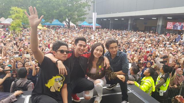 SCTV's tweet photo. Hebohnya Meet and Greet Artis Sinetron Siapa Takut Jatuh Cinta.
https://t.co/6W0HWQSgMr via @liputan6dotcom https://t.co/94sZjrTBgs