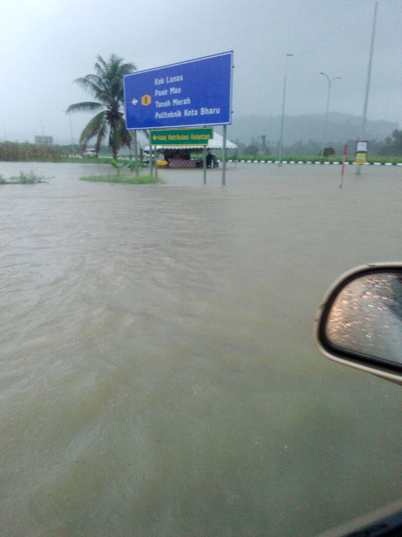 muhafandy501's tweet photo. Mangsa banjir yang dipindahkan di Kelantan meningkat pagi ini kepada 533 orang melibatkan 149 keluarga di 5 jajahan. Manakala bacaan paras air sungai Golok di Rantau Panjang sudah melepasi paras bahaya @501Awani https://t.co/qOQJOQ2qxc