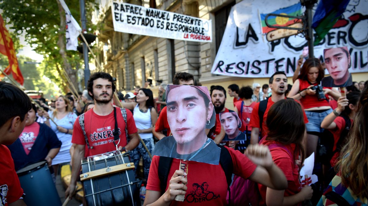infobae's tweet photo. Manifestantes marcharon a Plaza de Mayo en protesta por la muerte del joven mapuche https://t.co/8i2Bbq49Ay https://t.co/f1IUIsnWqR