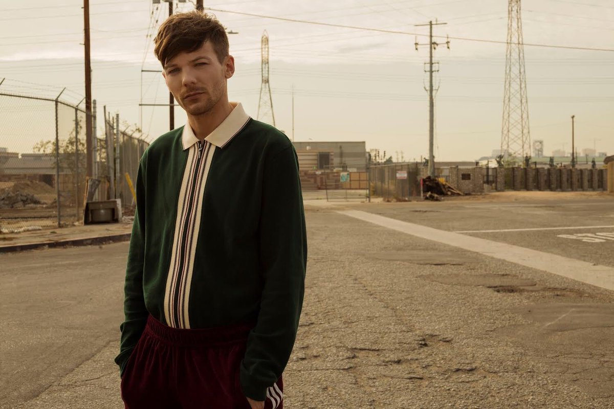polinslemonade's tweet photo. "miss you sai na sexta"
"perfomance no sabado"
"aniversario do louis chegando"
"e essa foto sera que e do clipe?" 
#missyou https://t.co/jrMGpJ7j6o