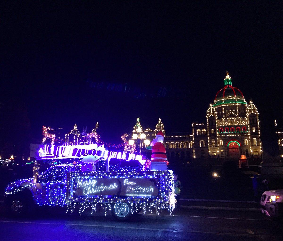sashakroffat's tweet photo. #YYJ sure has a way of kicking off the holiday season! #FindChristmasHere #SantaClausParade #explorevictoria https://t.co/YHmlafYiMD