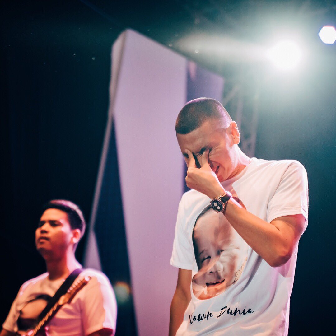RANforyourlife's tweet photo. Cukup sulit membawakan #MelawanDunia di atas stage tanpa membayangkan perjuangan Genk Ketua Komplek bersama #LudiDanRatih.

Terima kasih JGTC Festival atas moment berdoa bersamanya tadi malam. Maafkan kalo ada air mata yang tak terbendung.

📸 : @akbarmoose https://t.co/9mZsZglQXi