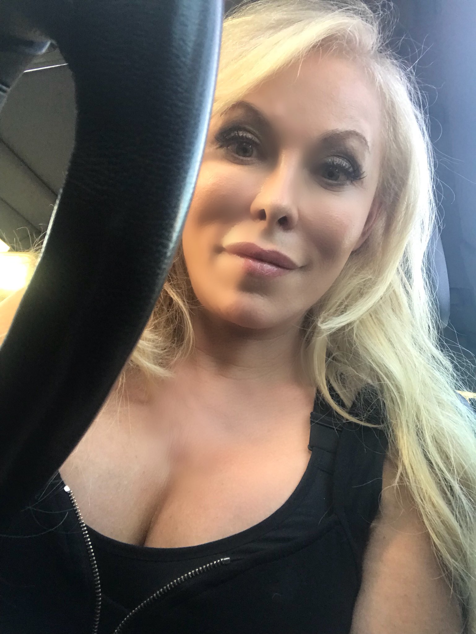 Fantastic weather again in #LosAngeles great to be back. #LosAngeles #DinnerCompanion #PlayboyModel https://t.co/hBJyQrr4li