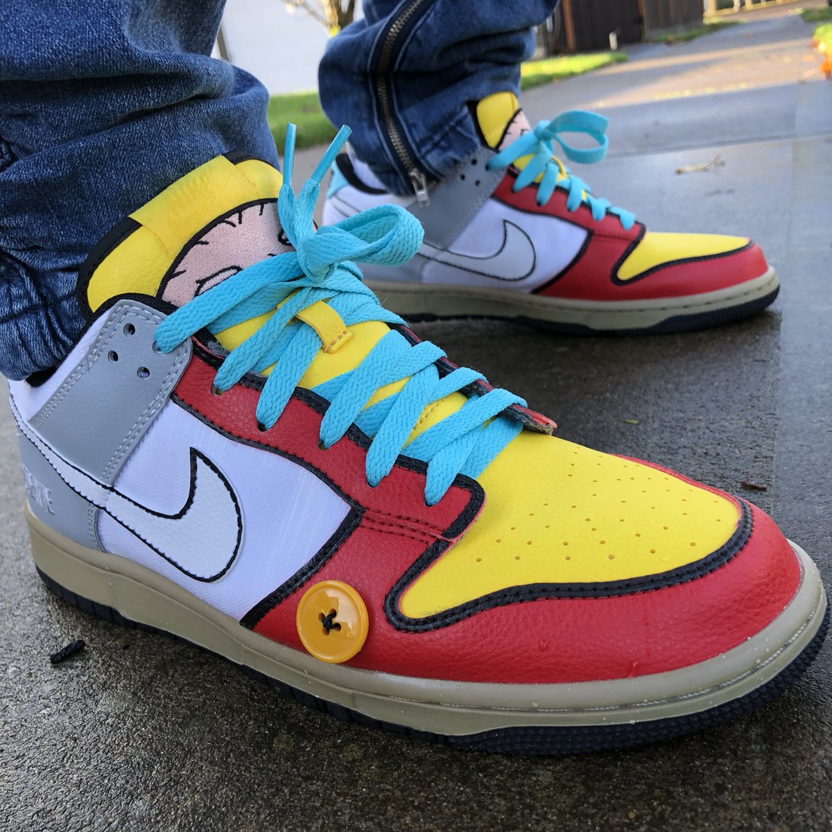 Heskicks's tweet image. #whatthedeuce! On feet today! My 1-1 Stewie Dunk Low custom by @theairmaxwell 🙌🙌 what did you rock?