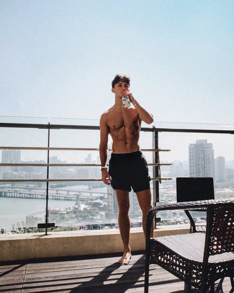 ByLukeWright's tweet photo. Drinking my milk https://t.co/0cewv7TBUa