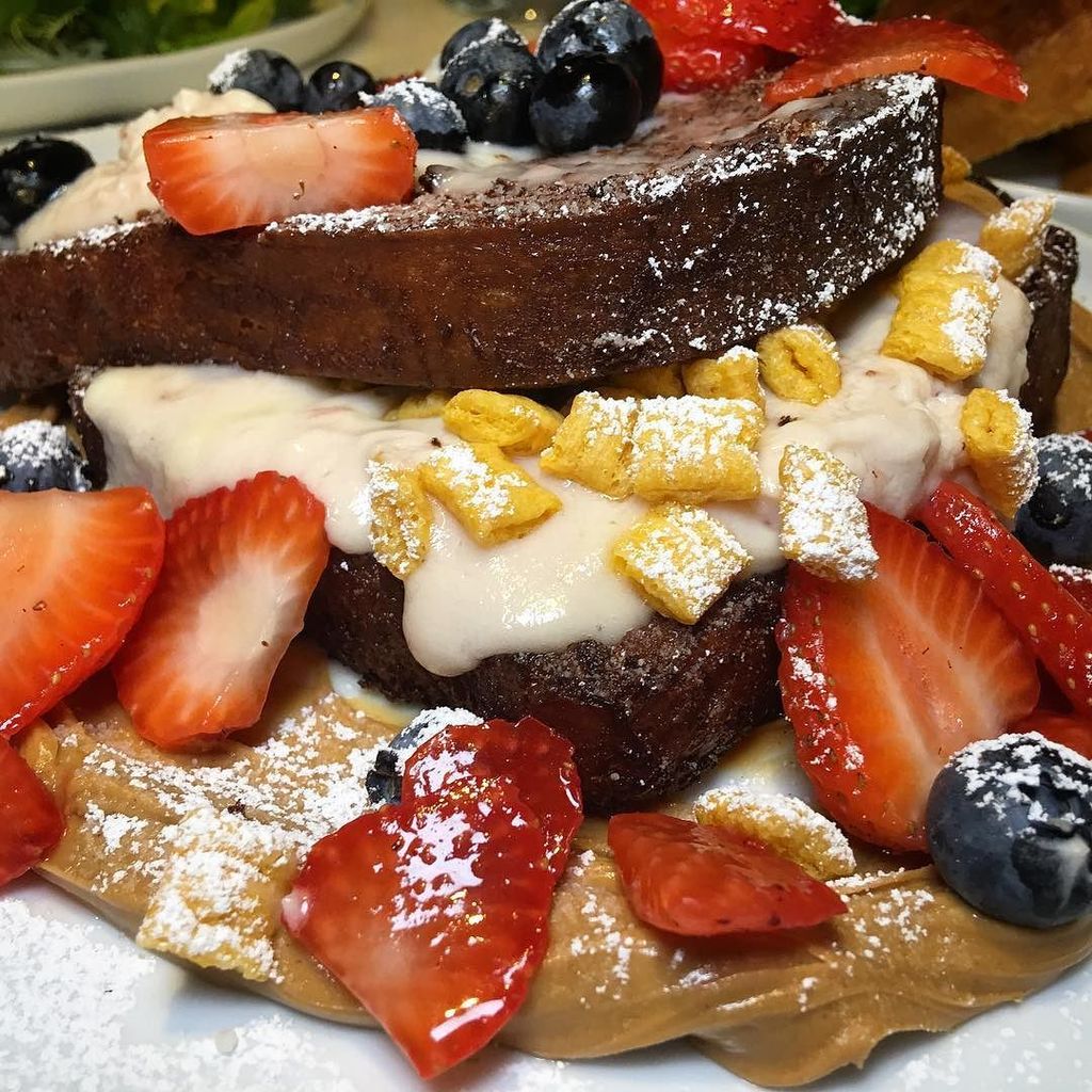 LAFoodie's tweet photo. ❤️ @mamashelterla‘s Deep-Fried Stuffed French Toast. We wanna eat this EVERY. DAY. See more from our #delicious #brunch there in our story! 🥜
🍞
🍓
🥄
#deepfried #frenchtoast #captaincrunch  #peanutbutter #freshberries #yaasqueen #hollywood #strawbe… https://t.co/TiRO824XB8 https://t.co/UsBVRz2FEL