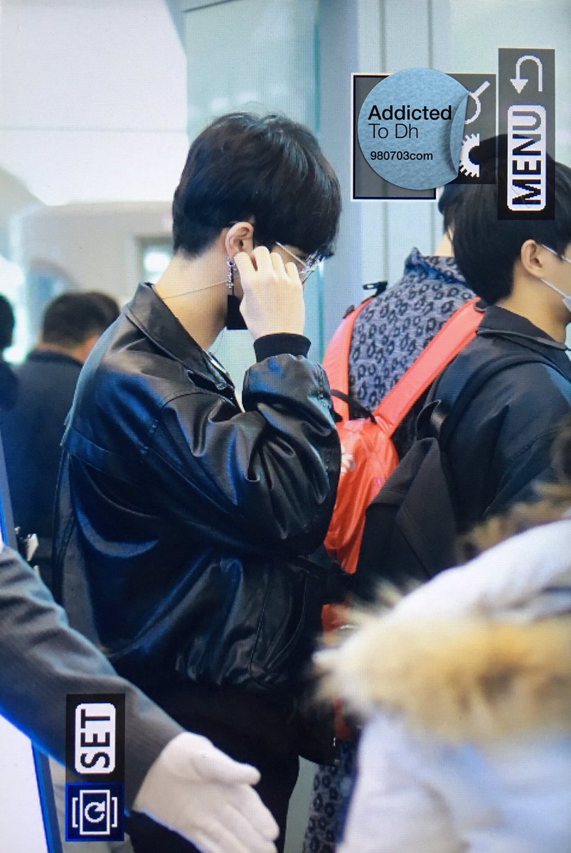 dh980703com's tweet photo. 171127 간사이공항 #김동한 #동한 #JBJ https://t.co/eOvfBKQQnH