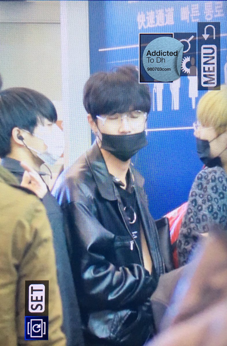 dh980703com's tweet photo. 171127 간사이공항 #김동한 #동한 #JBJ https://t.co/eOvfBKQQnH