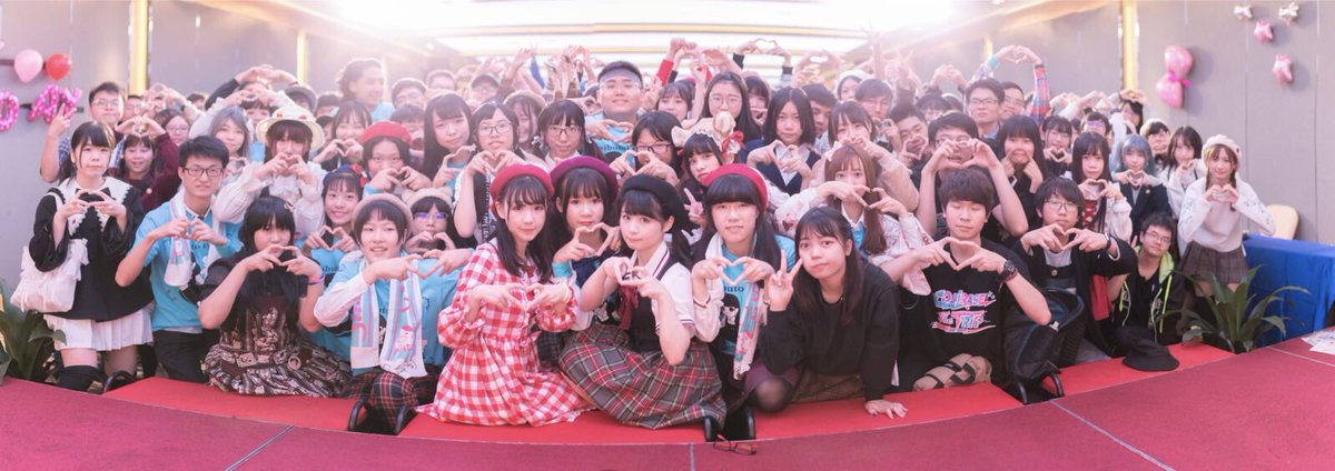 Asibuto_Penta's tweet photo. 広州ぺん誕が無事終わり、これから日本に帰ります！ゲストで来てくれた中国の踊り手クロミちゃん（小黒）と太陽系デスコを踊りましたヽ(*´ワ｀*)ノ https://t.co/8zsqf0WX99