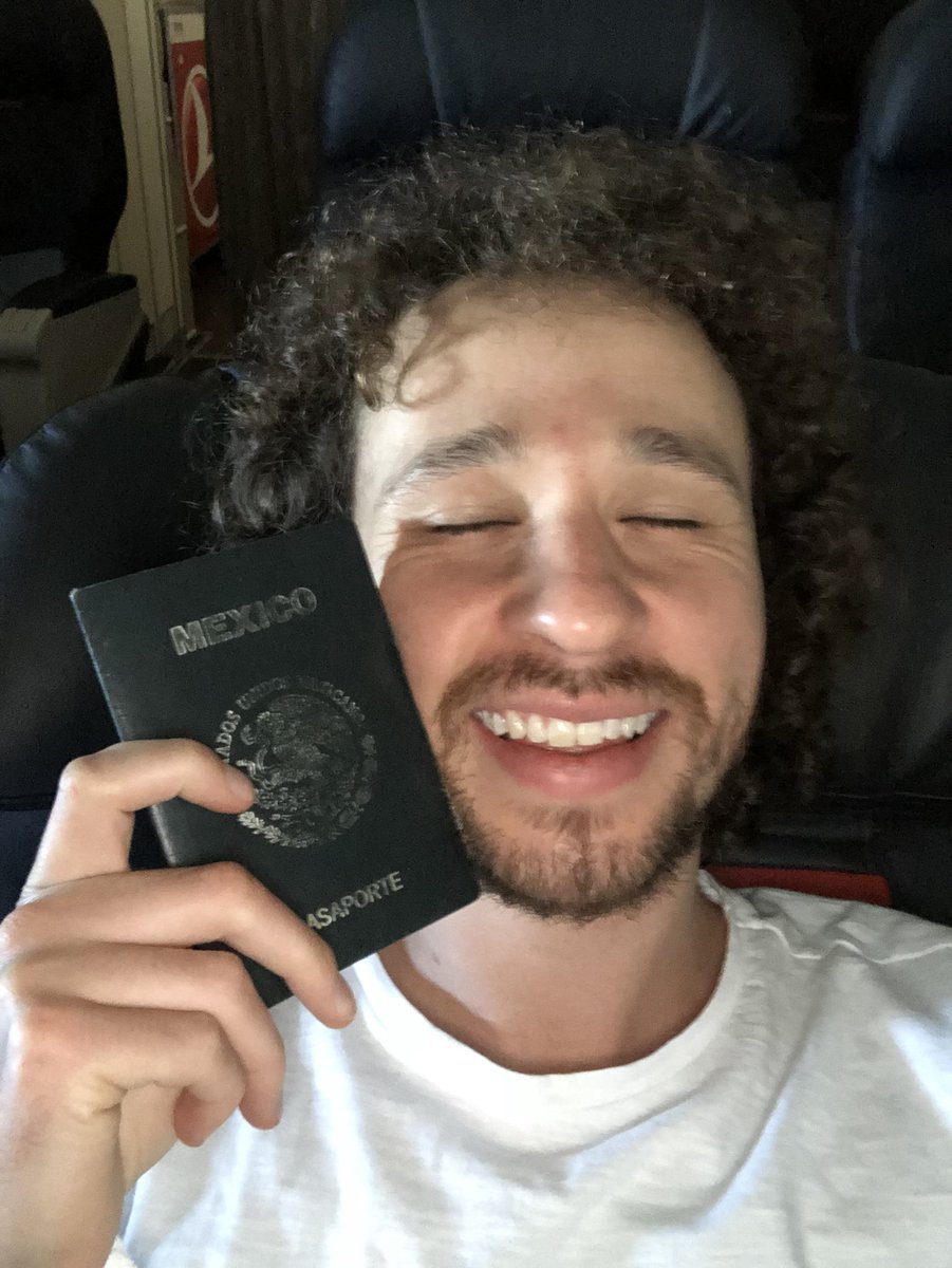 LuisitoComunica's tweet photo. Oh, bello pasaporte. No tienes idea de cuánto te extrañé!!! Todo excelente, amigos! Qué alivio, qué tranquilidad 😁🇧🇩🇹🇷🛩 https://t.co/Icb8i1FLis