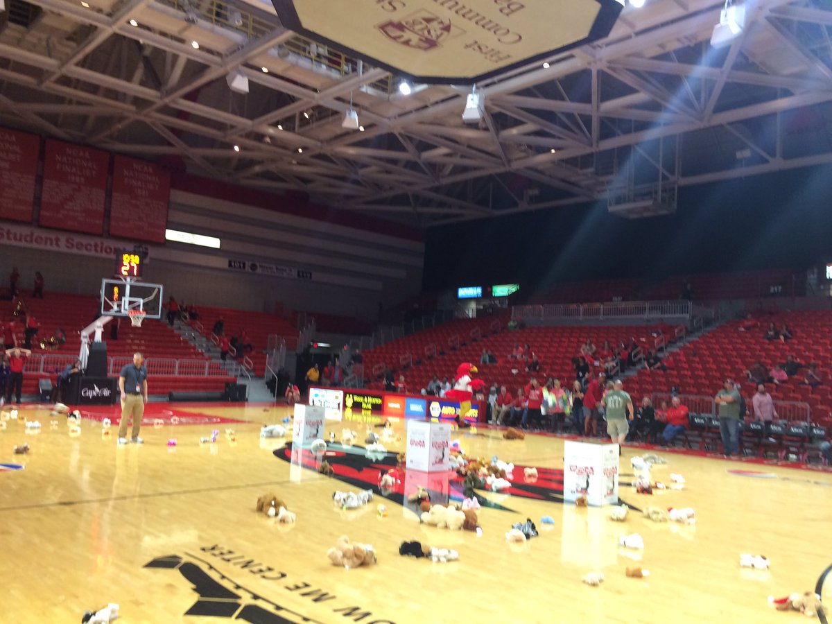 SEMORedhawks's tweet image. Thank you fans! Thanks to your generosity at the @SEMOMBB @HappySlapowitz Teddy Bear Toss, we donated 156 stuffed animals to Toys for Tots!