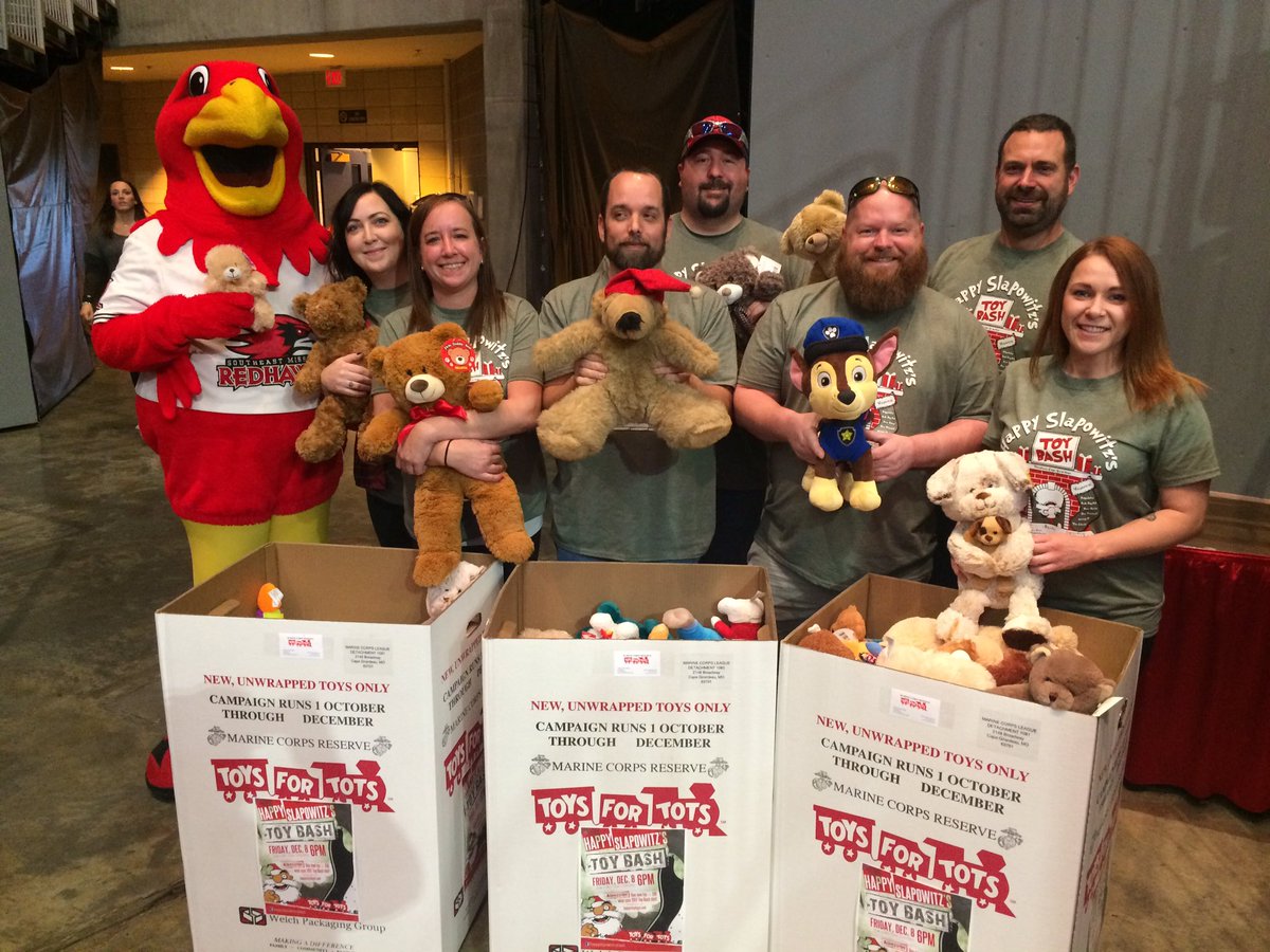 SEMORedhawks's tweet image. Thank you fans! Thanks to your generosity at the @SEMOMBB @HappySlapowitz Teddy Bear Toss, we donated 156 stuffed animals to Toys for Tots!