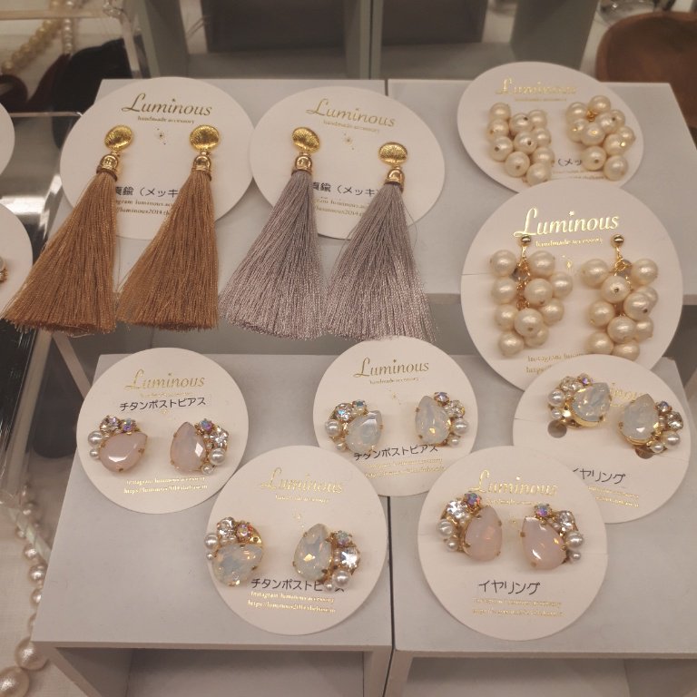 大丸梅田店 1階アンテナプラスにて開催中のハンドメイドアクセサリーの期間限定ショップ ブランチェスタ が明日28日 火 までとなりました ヘアアクセサリーやクリスマスリースなどもあります とっても可愛い商品がたくさん ブランチェスタ