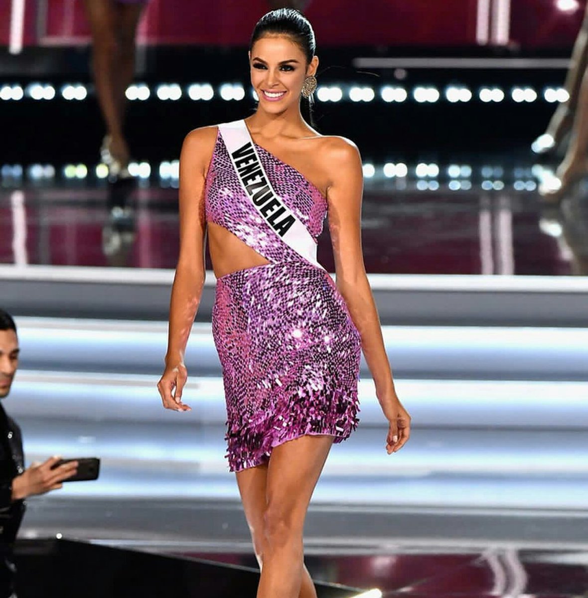 Venevision_Plus's tweet photo. Ya nuestra #MissVenezuela2016 cada vez más cerca de la corona de #MissUniverso https://t.co/xHB9HI5MkI