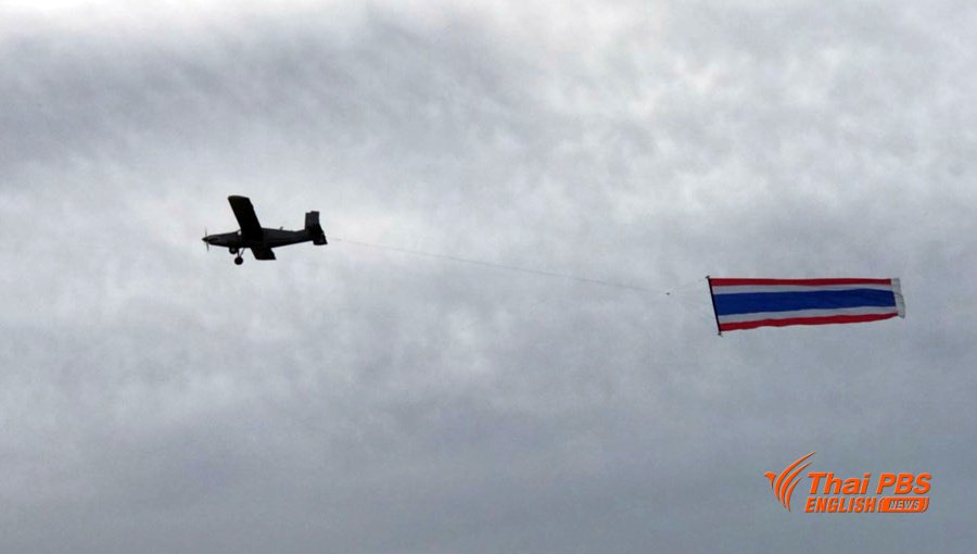 ThaiPBSWorld's tweet photo. Prachuap Khiri Khan-based #Wing5 of the Royal Thai Air Force welcomes “Toon Bodyslam” charity run team by flying AU-23A #Peacemaker with Thai national flag  over Ao Manao in Muang district. #ก้าวคนละก้าว https://t.co/GxyK0jIRIM