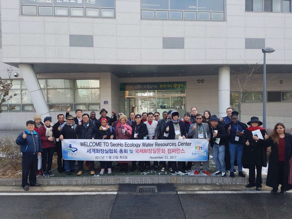 2017년 #세계화장실협회 총회 및 #국제화장실문화 컴퍼런스가 수원에서 개최되었고
서호생태수자원센터가 우수환경시설로 채택되어 총회 참가원들이 견학을 왔습니다.
모두 도심에 이 규모로 하수처리장이 있는 것에 놀라워했으며, 친절한 설명과 안내, 그리고 반갑게 환영해 주어 감사하다 했어요^^