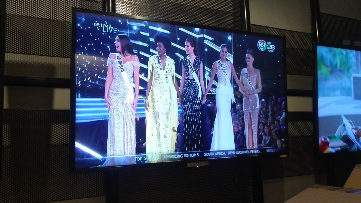 st_tuckja's tweet photo. แอร๊ยยยย 5 คนสุดท้ายจ้าาา
เชียร์กันลั่นตึกแกรมมี่เลยค่ะ 
#MissUniverse #THAILAND https://t.co/8xojwoOX8X