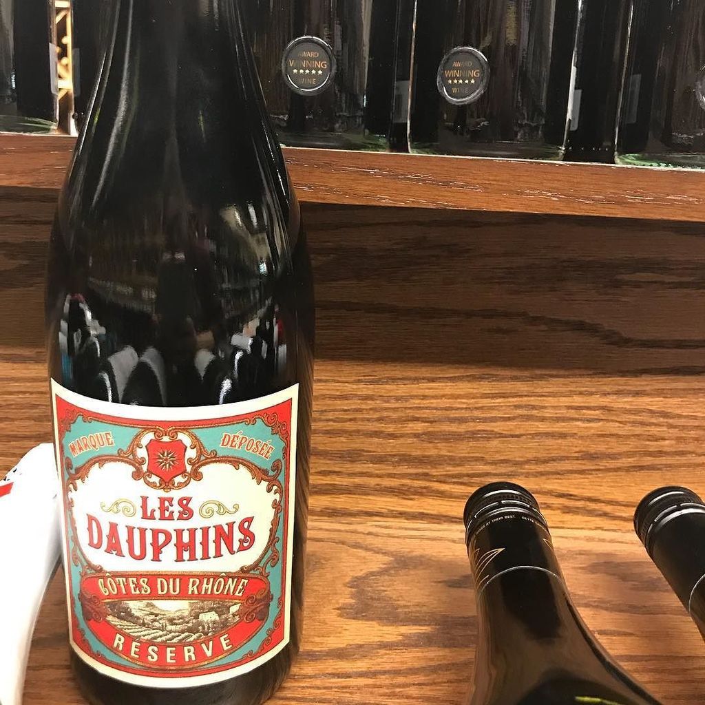 evergreenliquor's tweet photo. New wine in for you to try! Medium bodied &amp; fruity! #lesdauphinswine #red #mediumbodied #wine #redredwineyoumakemefeelsofine #coop #coopliquor #gatewaycrossing #gcliquor #cheers https://t.co/DqixymR6uw https://t.co/jGgK56M8MT