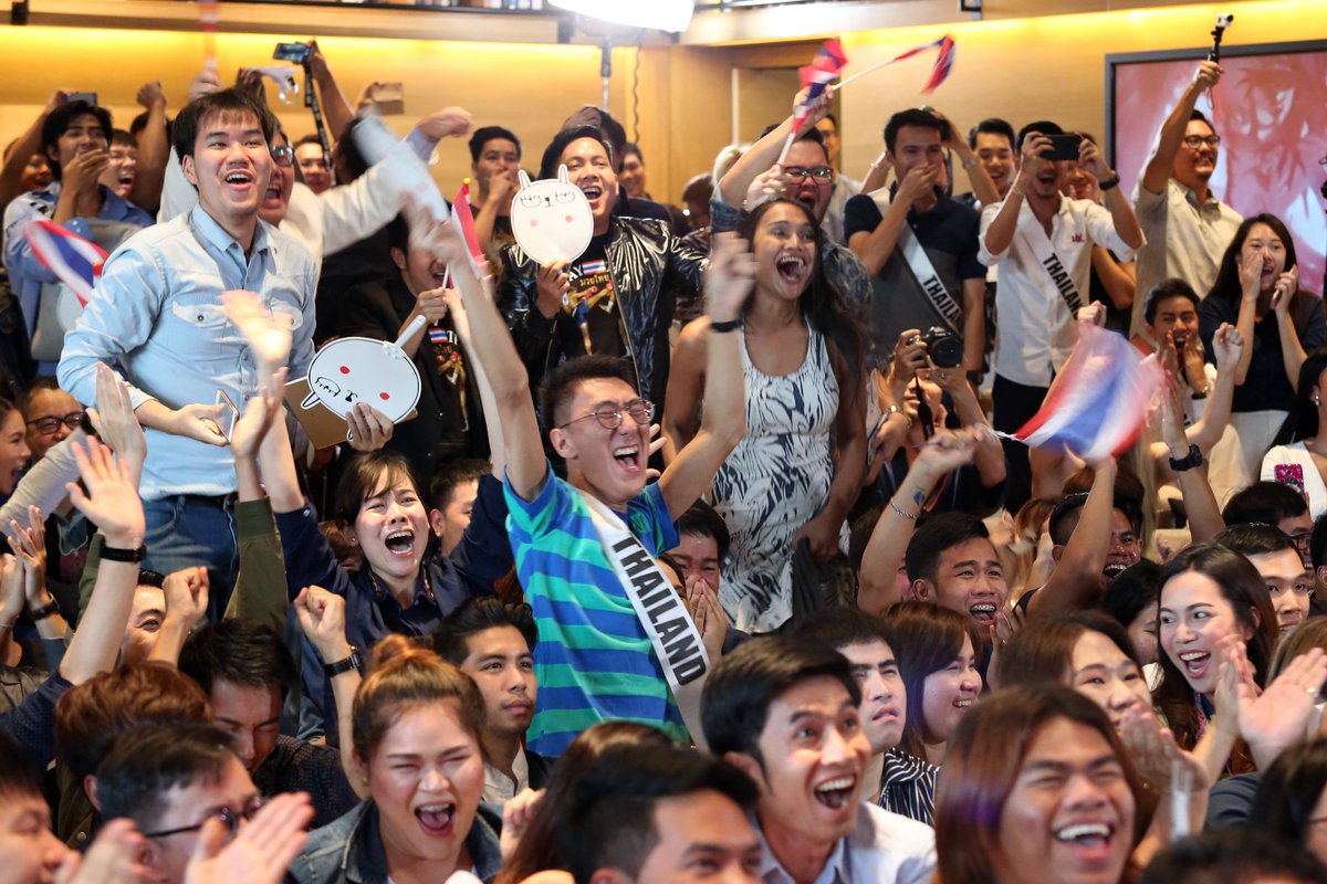 thestandardth's tweet image. ภาพบรรยากาศกองเชียร์หลายร้อยคนขณะลุ้นและดีใจตอนผลประกาศออกมาว่ามารีญาได้เข้ารอบ ที่ SHOW DC  #MissUniverse #THAILAND