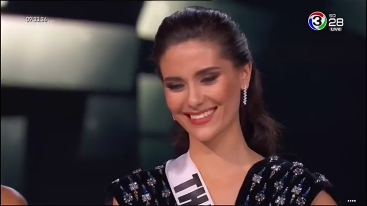 tarn_missblur's tweet photo. โฮฮฮ หน้าน้องเครียด รู้เลย ไม่เป็นไรนะ Top 5  #MissUniverse #Thailand https://t.co/sUU6EVOXSN