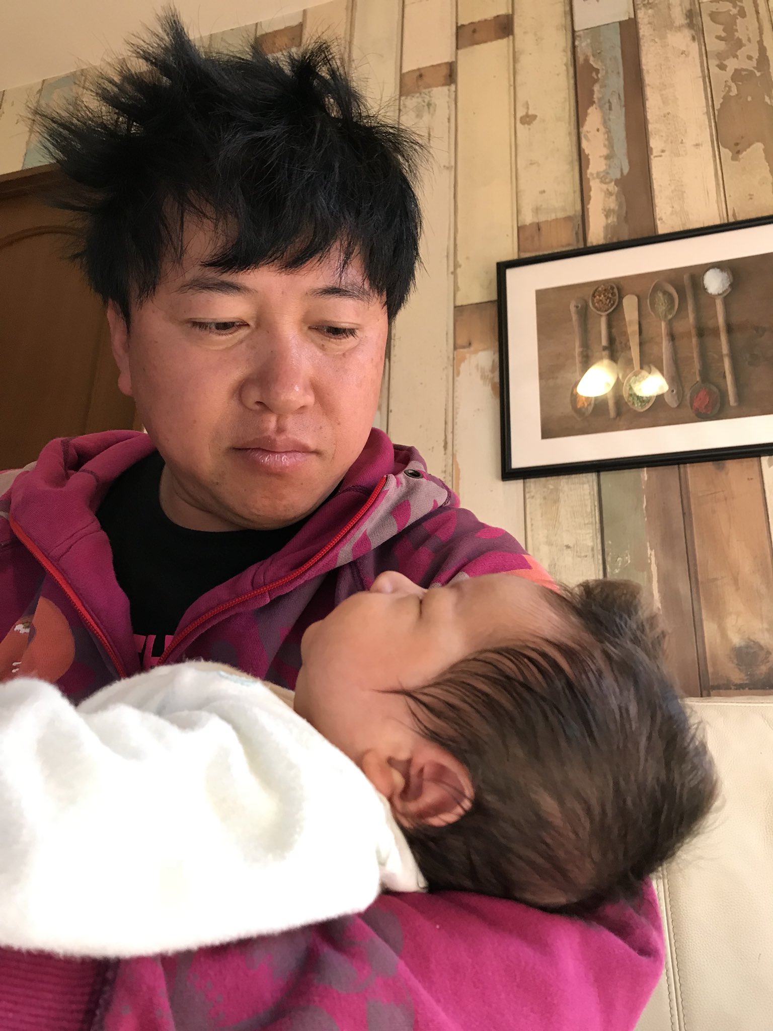 スギちゃん 妙に目が合わないなぁと思ってたら寝癖見てきやがるぜぇ 自分も寝癖ついてるのも知らずにだぜぇ どんどんでかくなってきて怯えるぜぇ まだ1ヶ月ちょっとの体つきじゃないぜぇ これは大物になるぜぇ 耳たぶも信じられないくらい福耳だぜぇ 親を