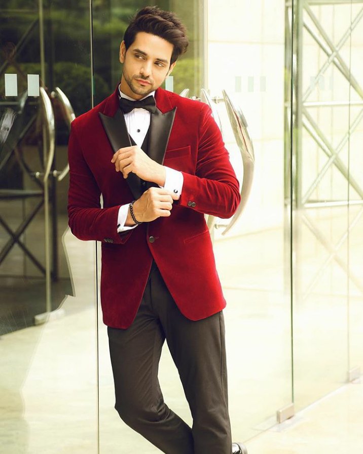 Shaktian_Ranvir's tweet photo. #goodmorning @shaktiarora #smillingweekend OMG 😱 what a Look #UFFMIRCHI #UFFMIRCHI HOTTIE 🔥 + SWAG + CHARMING + Gorgeousness + PERFECTION + AWESOME STYLE +TOTALLY #REDMIRCHI 😍😘 #shaktiarora #happymonday 💖 https://t.co/hClRJuotr3