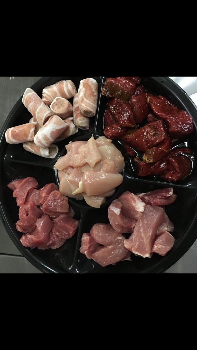 ElzingaCatering's tweet photo. U kunt dit jaar wederom voor de kerstdagen bij Elzinga Catering uw salades, hapjes of gourmetschotel bestellen. Bent u benieuwd naar onze heerlijke producten die wij aanbieden voor de kerst? Bekijk dan gauw onze kerstfolder op 

https://t.co/9wznN656hT  #Zwolle #Catering https://t.co/aGCO8F2Bhj