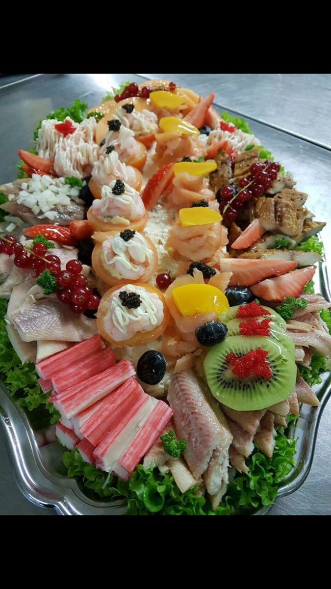 ElzingaCatering's tweet photo. U kunt dit jaar wederom voor de kerstdagen bij Elzinga Catering uw salades, hapjes of gourmetschotel bestellen. Bent u benieuwd naar onze heerlijke producten die wij aanbieden voor de kerst? Bekijk dan gauw onze kerstfolder op 

https://t.co/9wznN656hT  #Zwolle #Catering https://t.co/aGCO8F2Bhj