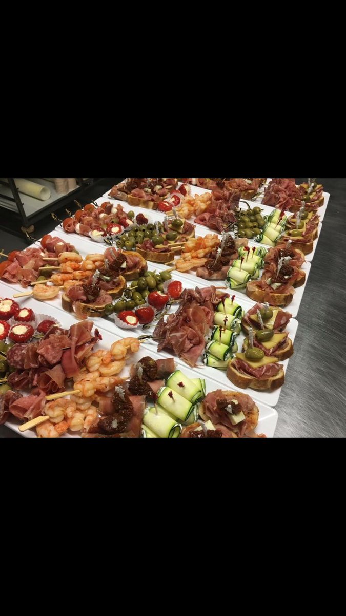 ElzingaCatering's tweet photo. U kunt dit jaar wederom voor de kerstdagen bij Elzinga Catering uw salades, hapjes of gourmetschotel bestellen. Bent u benieuwd naar onze heerlijke producten die wij aanbieden voor de kerst? Bekijk dan gauw onze kerstfolder op 

https://t.co/9wznN656hT  #Zwolle #Catering https://t.co/aGCO8F2Bhj