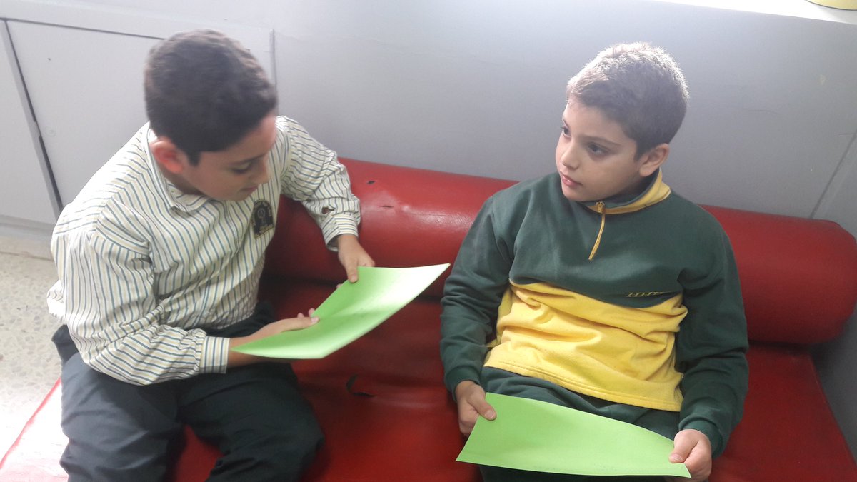 TawilNoor's tweet photo. 5th graders having fun sharing Who am I ? challenging riddles with their friends #decimalnumbers #seasawstrategy @Hhhsinfo @dina_jradi @HenaineSamia https://t.co/QWyDhuZTrR