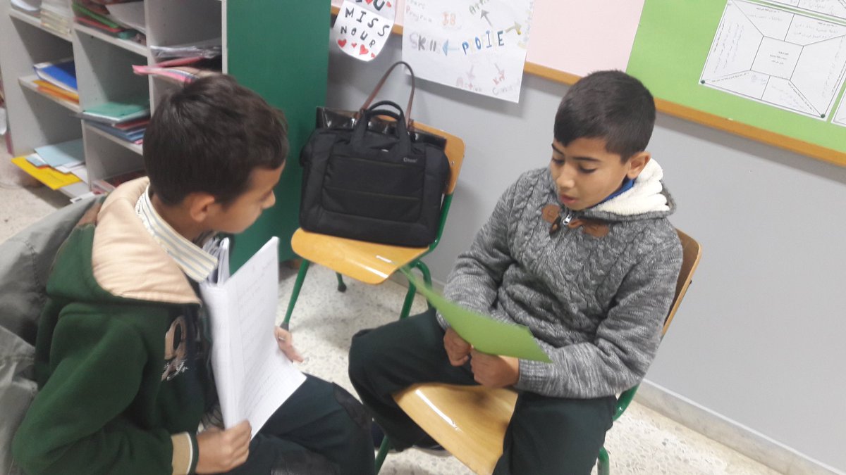 TawilNoor's tweet photo. 5th graders having fun sharing Who am I ? challenging riddles with their friends #decimalnumbers #seasawstrategy @Hhhsinfo @dina_jradi @HenaineSamia https://t.co/QWyDhuZTrR