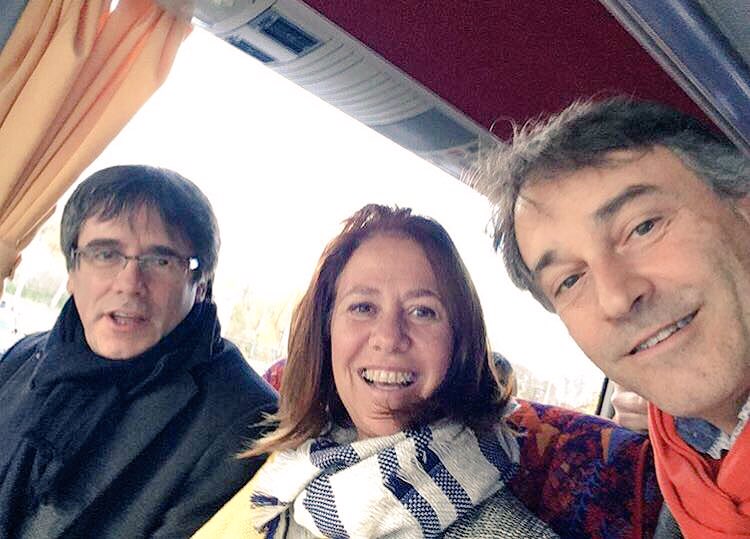 CuquismeCAT's tweet photo. Cuquibus a Brussel·les amb els candidats ben abrigats🧣🧤Millor prevenir que guarir😌
#CuquiRepública https://t.co/BT1iWvSNbK