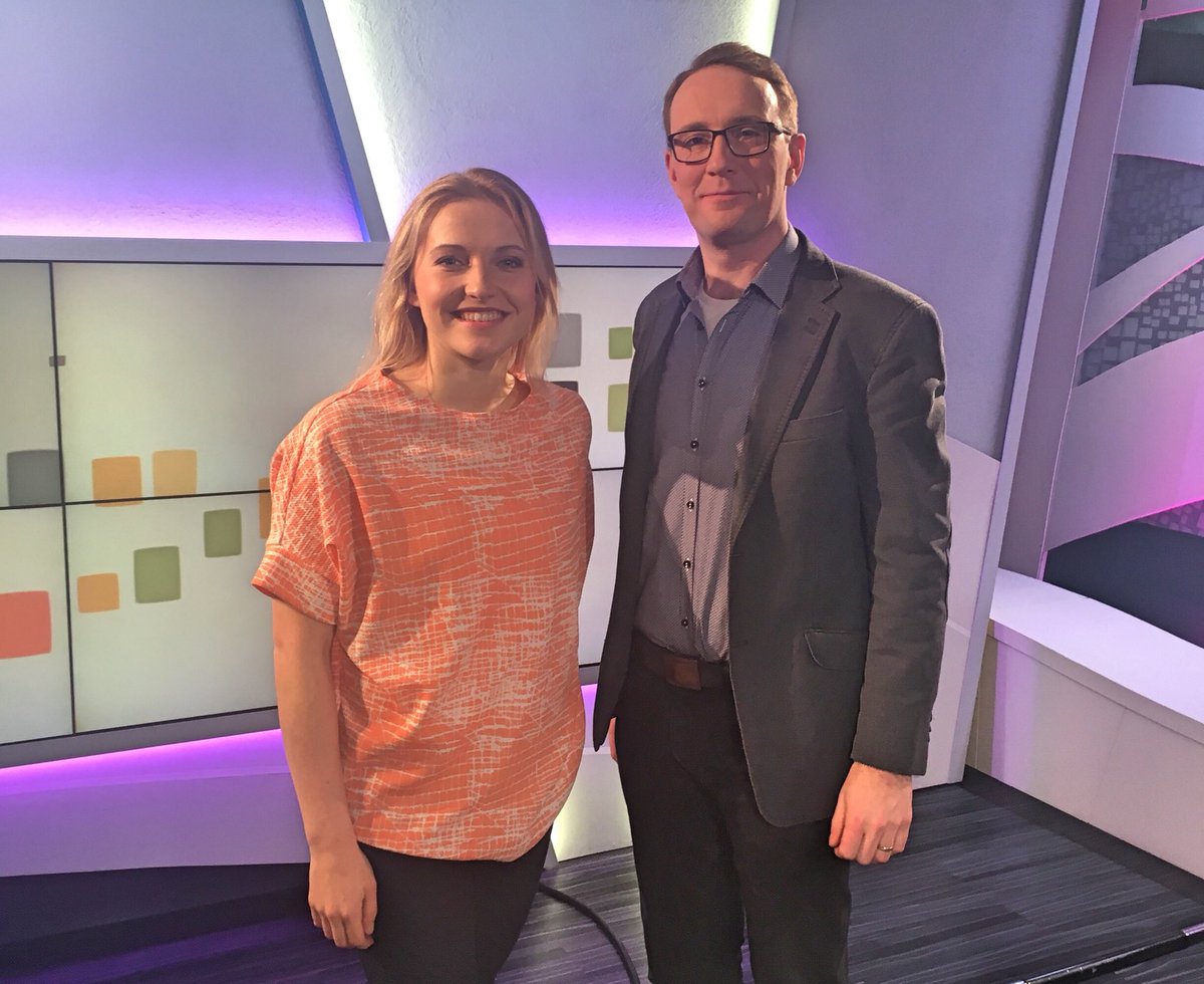 uinuvatili's tweet photo. #KovaTalous-haastattelussa @Juhku:n kanssa Slushin toimitusjohtaja @mvikkula. Sijoittajat ja startupit kohtaavat, kun #Slush alkaa torstaina https://t.co/yHCODISl4e https://t.co/7BXvmDaoRX