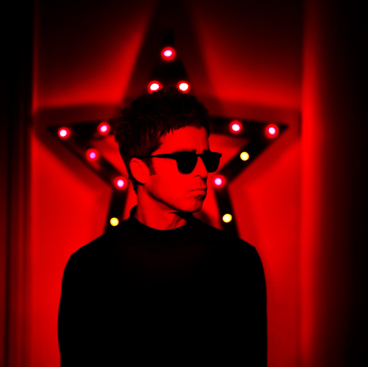Aprovechando que Noel Gallagher ha dicho que tiene más rock and roll su gato que Radiohead —no me parece improbable—, he escrito en <a href="/elespanolcom/">EL ESPAÑOL</a> sobre ese gusto suyo por enfrentarse a todo el mundo | Tú también eres "una mierda" para Noel Gallagher. Aquí: elespanol.com/cultura/musica…