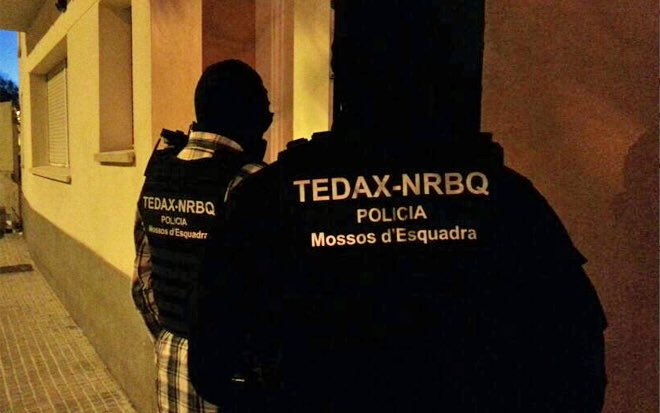 Hastaloshuevo19's tweet photo. Los Mossos buscan explosivos en una operación contra el yihadismo en Sant Pere de Ribes (Barcelona) @elmundoes EL TERRORISMO NO ES UN ASUNTO NIMIO. NO ES LOCAL. NO DEBEN ENTROMETERSE. TIENE QUE SER EXCLUSIVO FCSE.  https://t.co/OJ6PoGhmSi https://t.co/XbvzUyZp8G