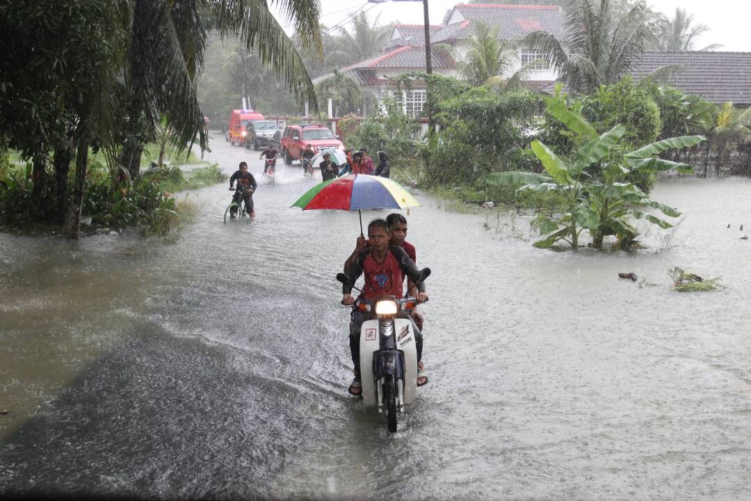 Berita Harian En Twitter Remaja Mengambil Kesempatan Sempena Cuti Panjang Persekolahan Akhir Tahun Dengan Bermain Air Hujan Lebat Yang Mula Melanda Kelantan Sejak Jumaat Di Kampung Taman Seri Melor Foto Nik